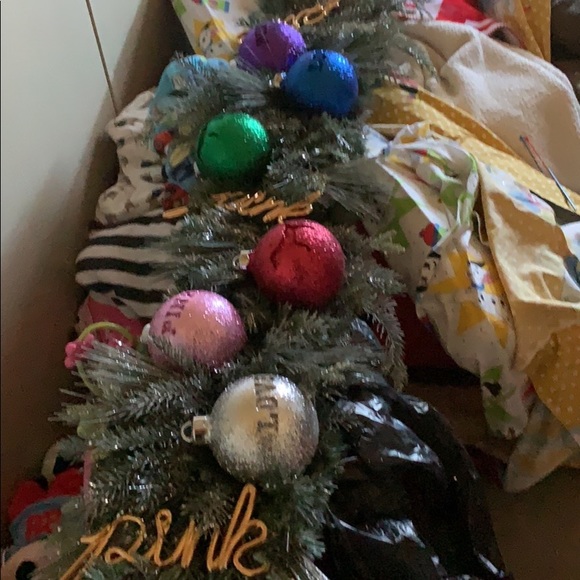 VS PINK CHRISTMAS DISPLAY FROM 2018 taking offers - Picture 2 of 8